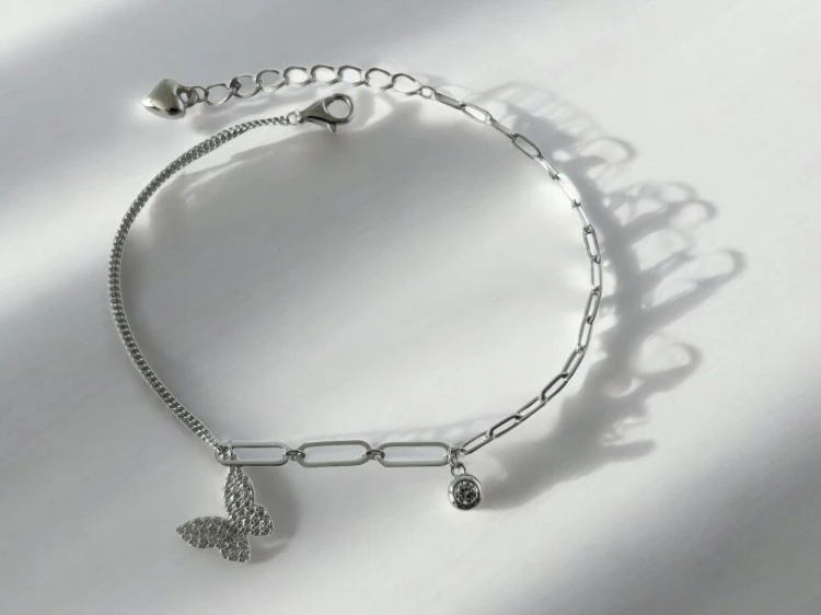 Bransoletka z motylkiem zdobiona cyrkoniami