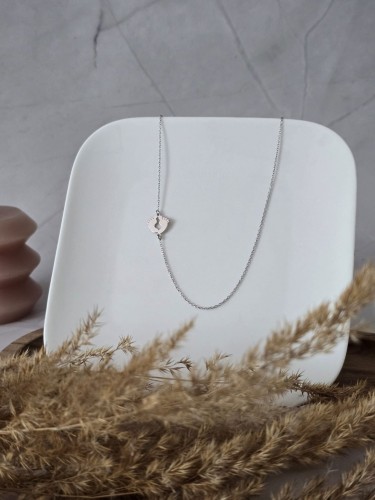 Naszyjnik z dziecięcymi stópkami