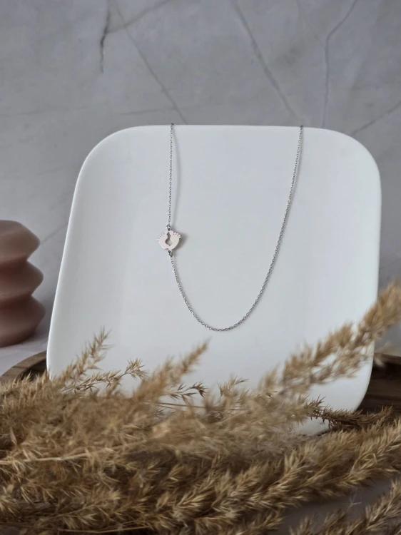 Naszyjnik z dziecięcymi stópkami