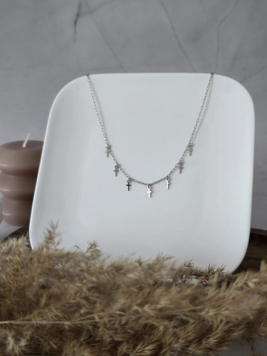 Srebrny naszyjnik z krzyżykami