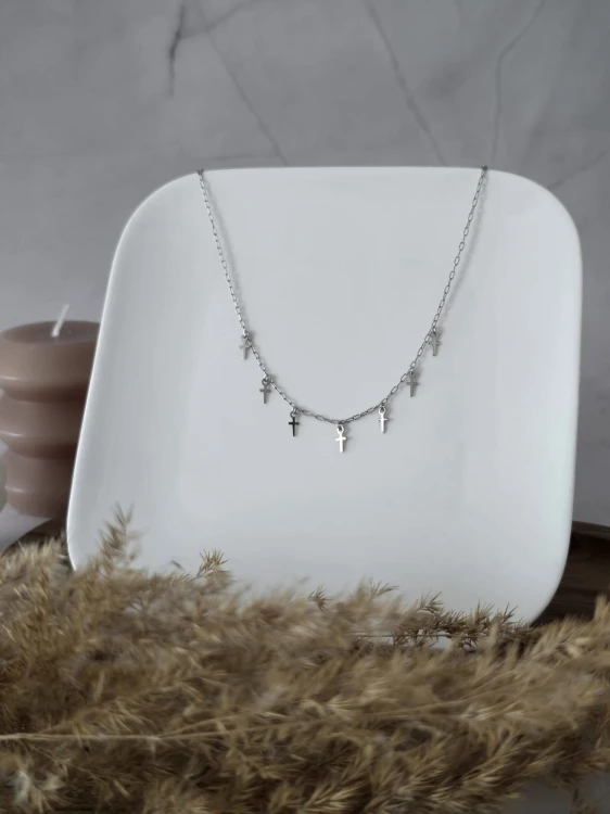Srebrny naszyjnik z krzyżykami