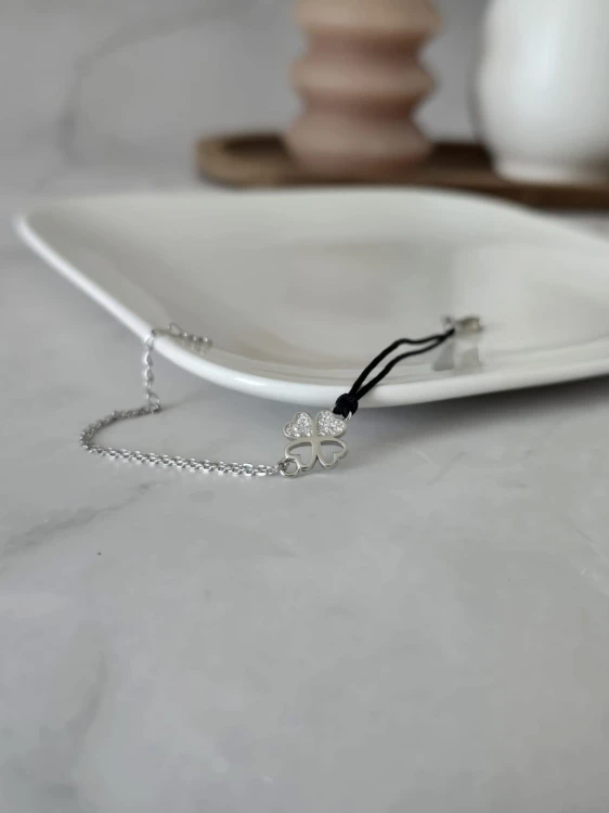 Bransoletka na sznurku z koniczynką