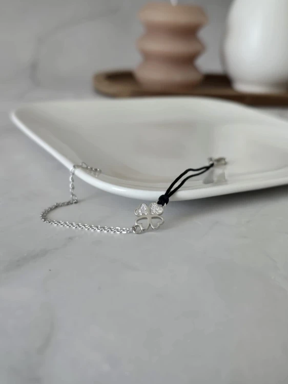 Bransoletka na sznurku z koniczynką