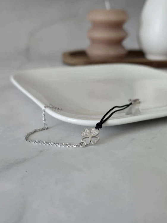 Bransoletka na sznurku z koniczynką