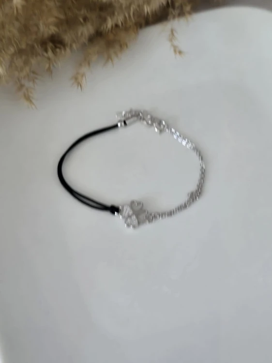 Bransoletka na sznurku z koniczynką