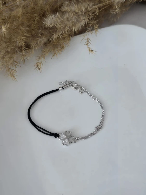 Bransoletka na sznurku z koniczynką