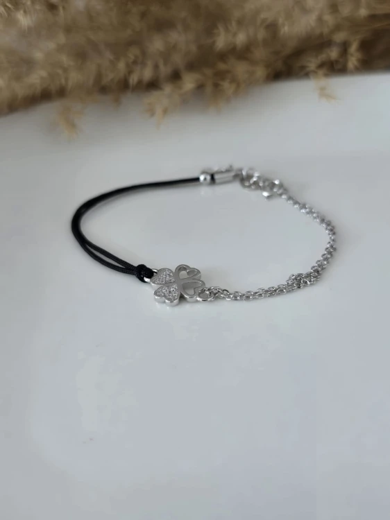 Bransoletka na sznurku z koniczynką