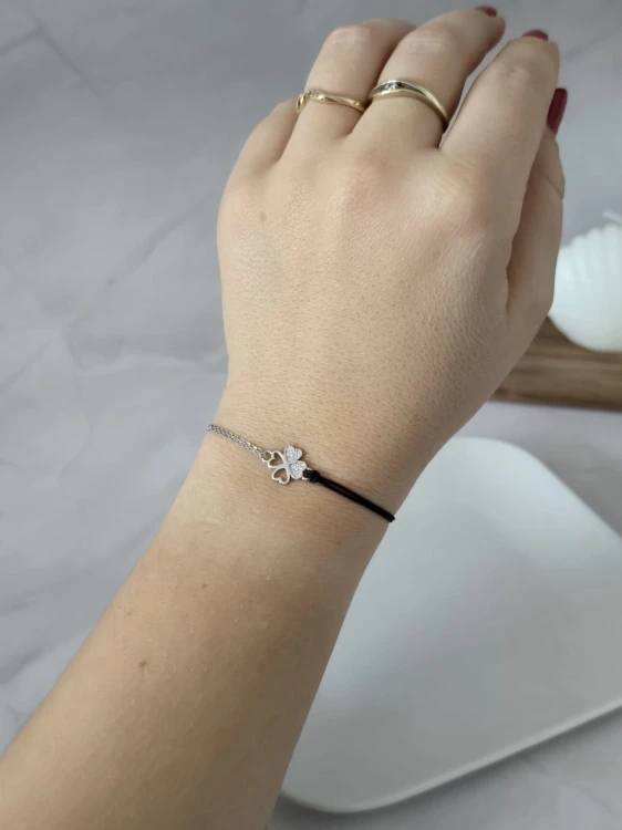 Bransoletka na sznurku z koniczynką