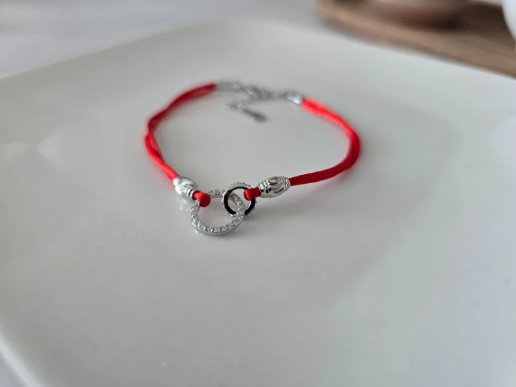 Bransoletka na sznurku z kółeczkami czerwona