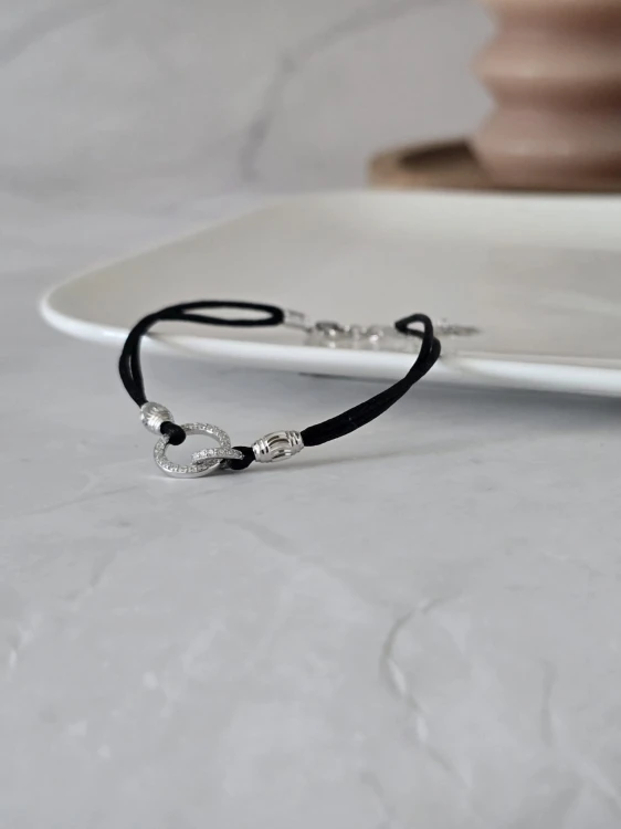 Bransoletka na sznurku z kółeczkami czarna