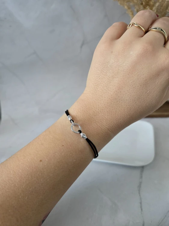 Bransoletka na sznurku z kółeczkami czarna