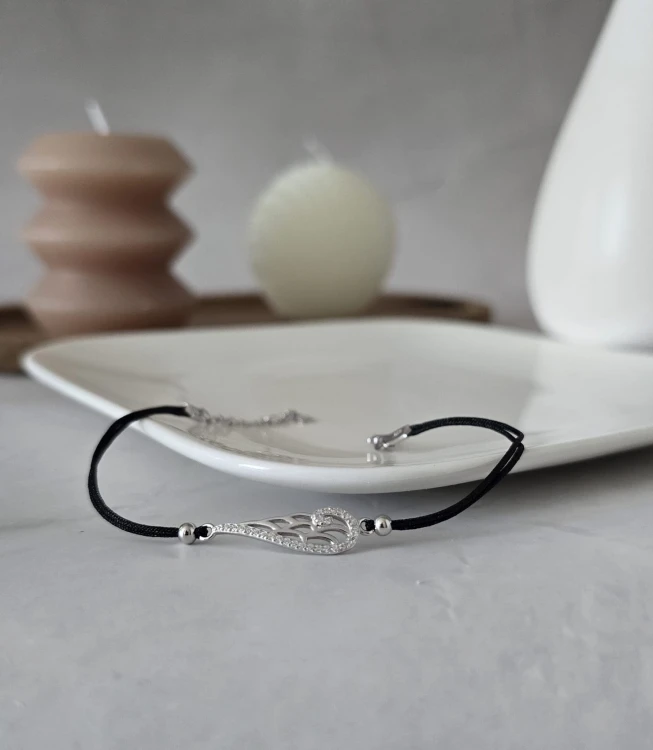 Bransoletka z czarnym sznurkiem i srebrnym skrzydłem