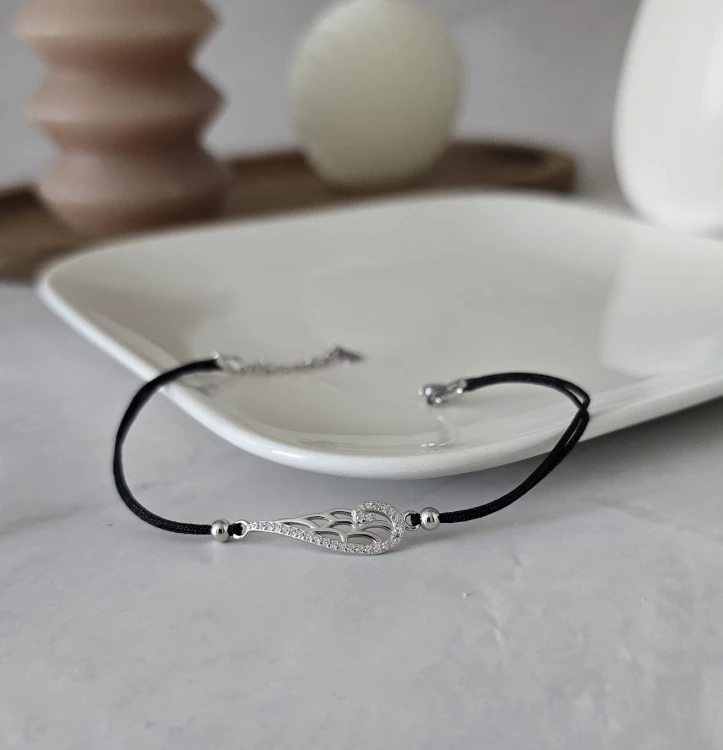 Bransoletka z czarnym sznurkiem i srebrnym skrzydłem