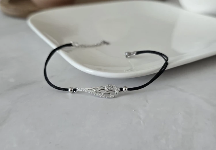 Bransoletka z czarnym sznurkiem i srebrnym skrzydłem