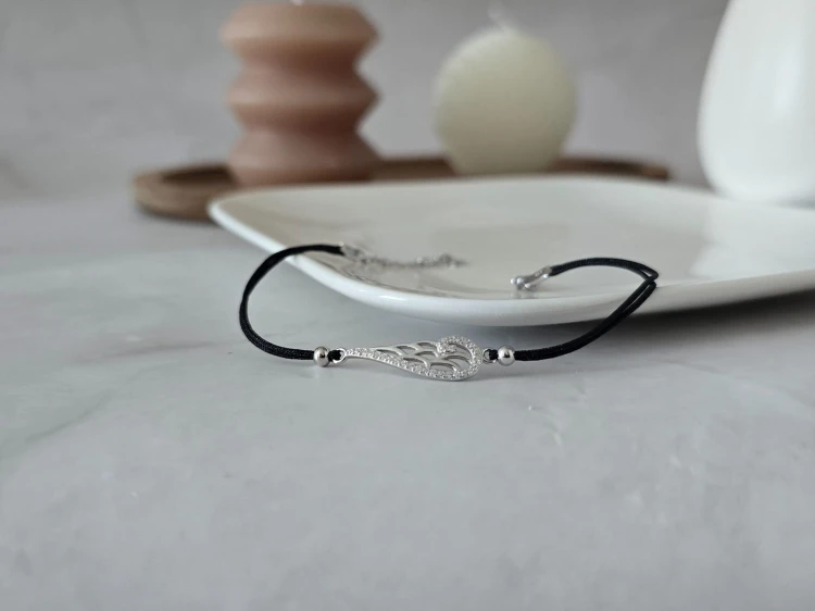 Bransoletka z czarnym sznurkiem i srebrnym skrzydłem