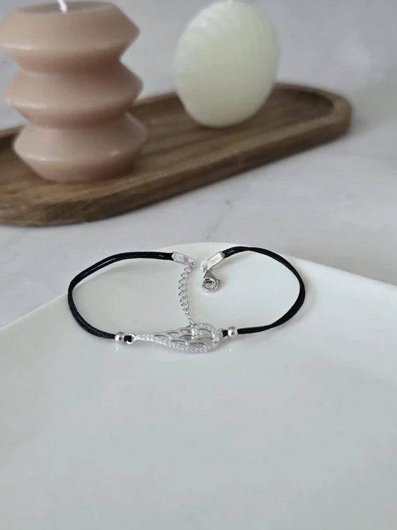 Bransoletka z czarnym sznurkiem i srebrnym skrzydłem
