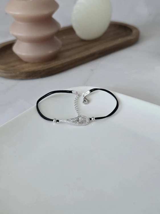 Bransoletka z czarnym sznurkiem i srebrnym skrzydłem