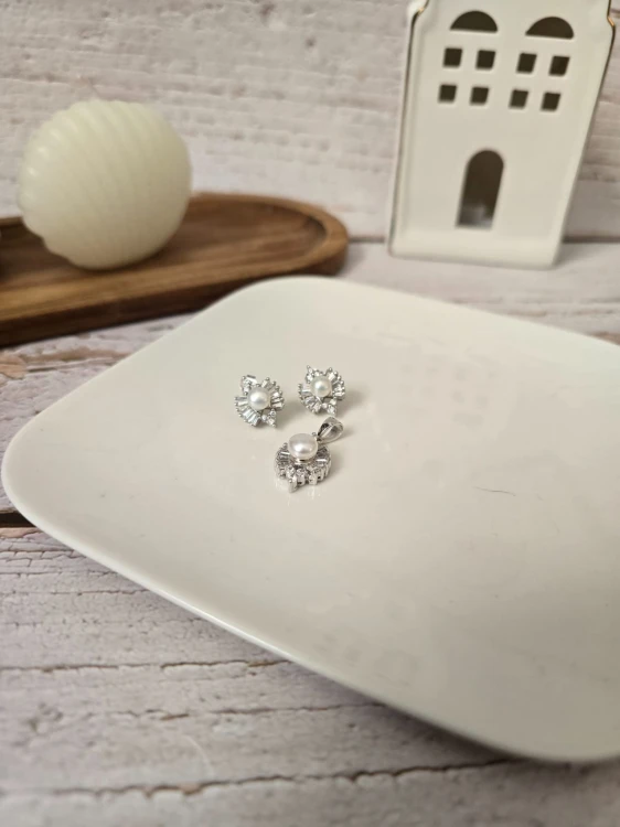 Komplet z perłową ozdobą i cyrkoniami