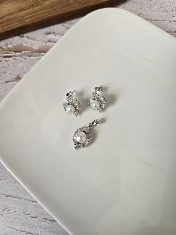 Komplet z perłową ozdobą i cyrkoniami