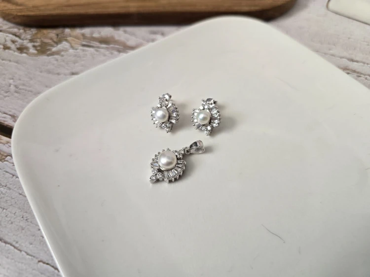 Komplet z perłową ozdobą i cyrkoniami