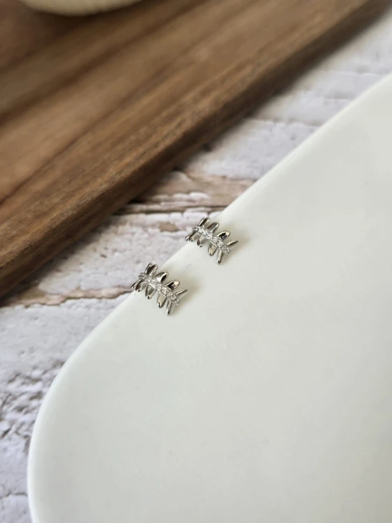 Kolczyki półkola z motywem listków