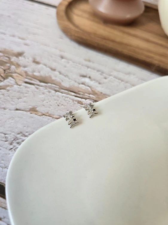 Kolczyki półkola z motywem listków