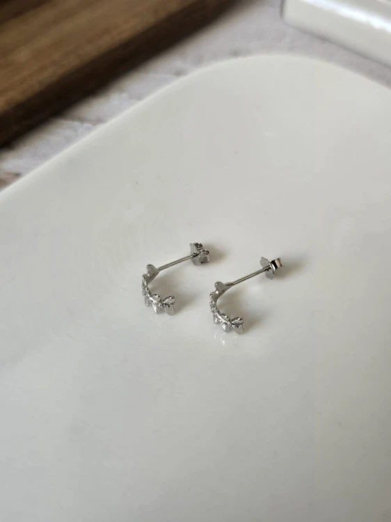 Kolczyki półkola z motywem listków