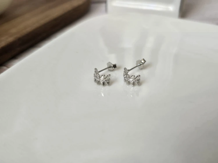 Kolczyki półkola z motywem listków