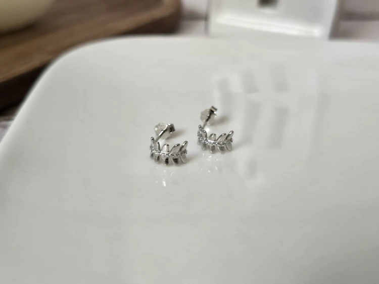 Kolczyki półkola z motywem listków