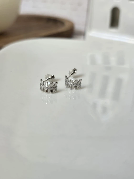 Kolczyki półkola z motywem listków