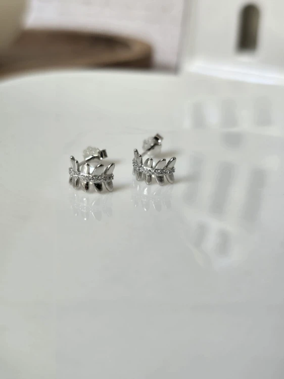 Kolczyki półkola z motywem listków