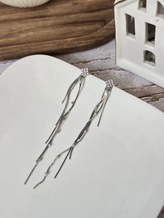 Efektowne długie kolczyki