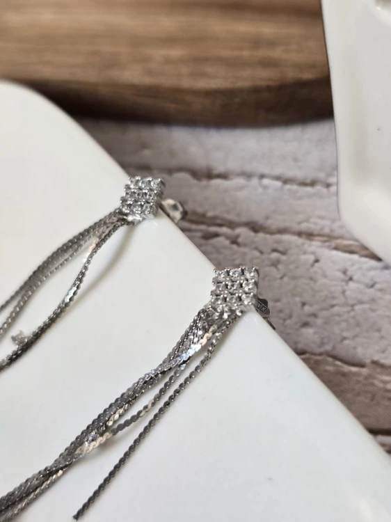 Efektowne długie kolczyki