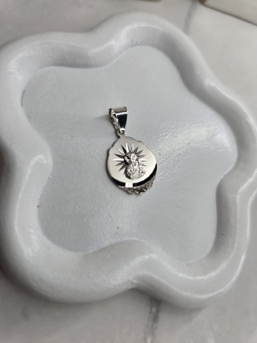 Medalik Matki Boskiej – klasyka w srebrze