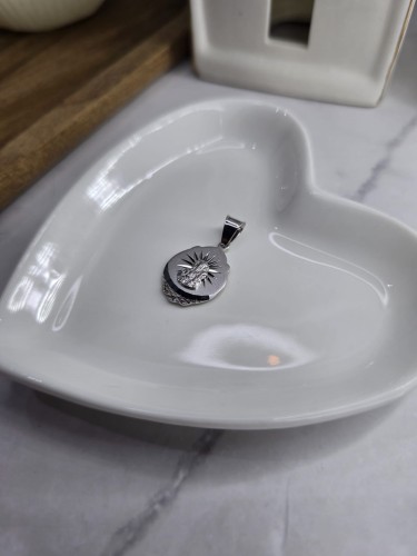 Medalik Matki Boskiej – klasyka w srebrze