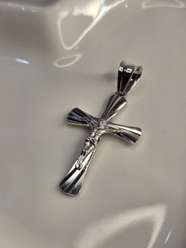 Krzyżyk srebrny – Siła w prostocie