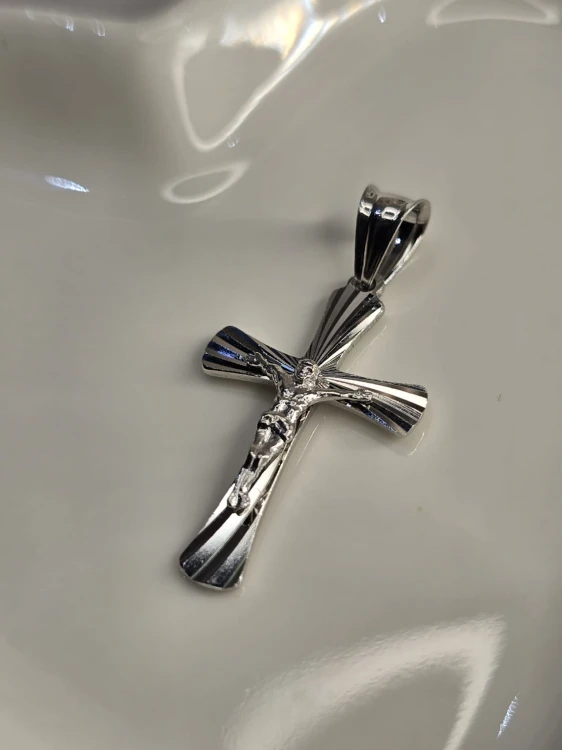 Krzyżyk srebrny – Siła w prostocie