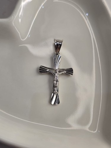 Krzyżyk srebrny – Siła w prostocie