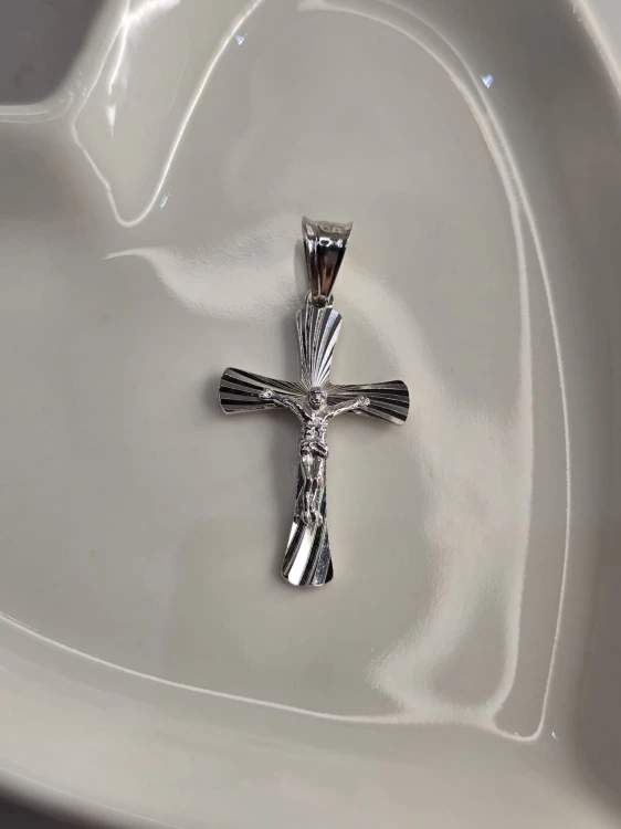 Krzyżyk srebrny – Siła w prostocie