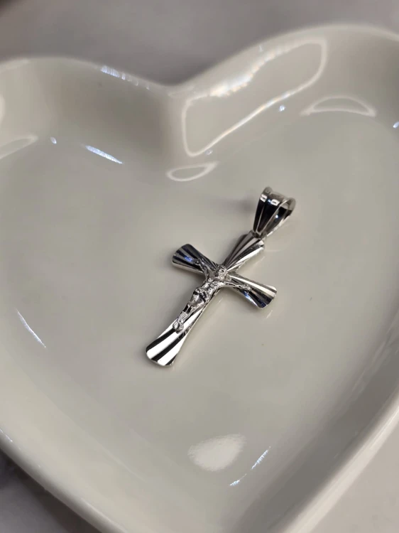 Krzyżyk srebrny – Siła w prostocie