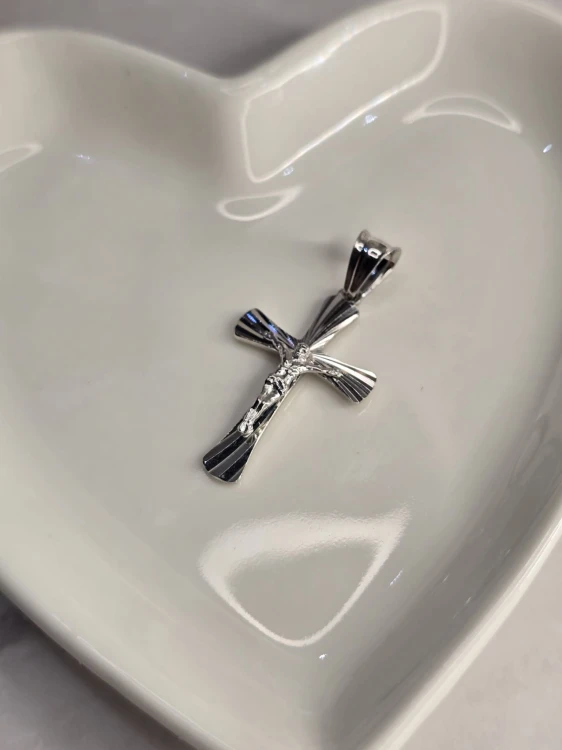 Krzyżyk srebrny – Siła w prostocie