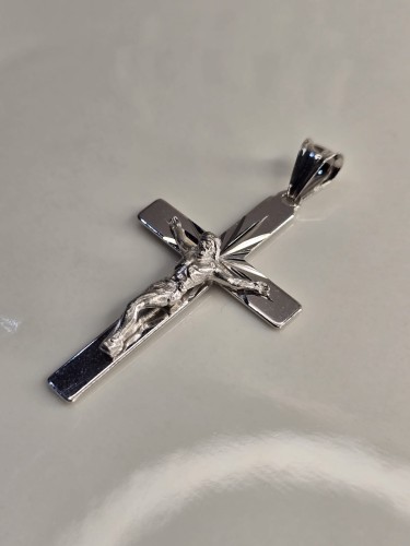 Krzyżyk srebrny – Duchowe piękno