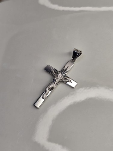 Krzyżyk srebrny – Duchowe piękno