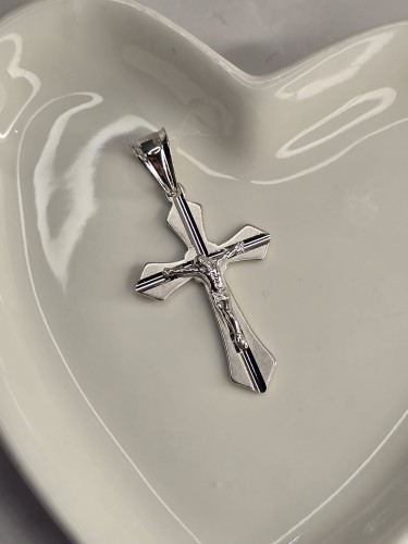 Krzyżyk srebrny – Cisza i symbol