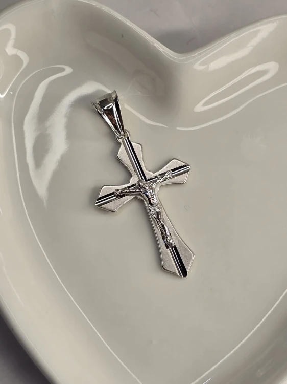 Krzyżyk srebrny – Cisza i symbol