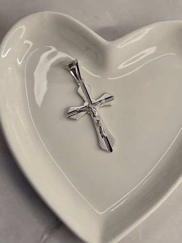 Krzyżyk srebrny – Cisza i symbol