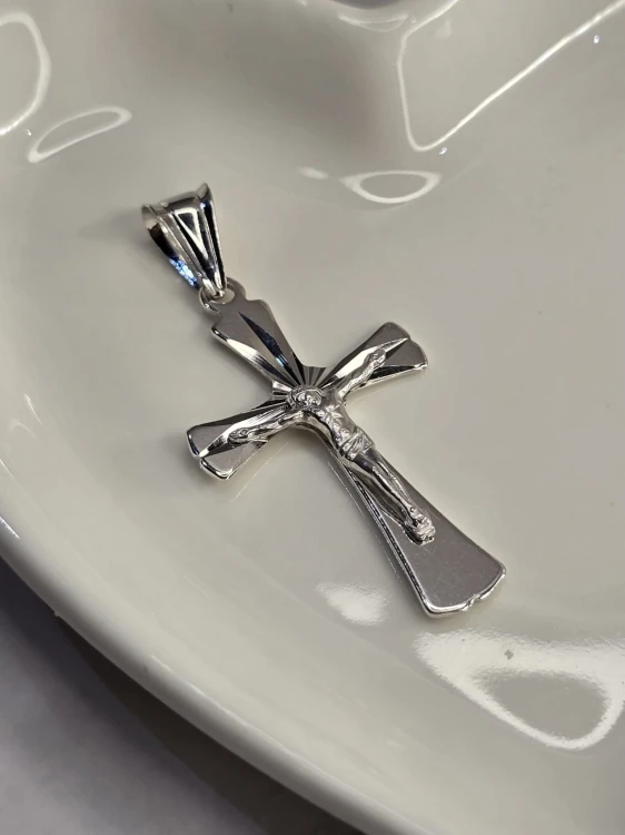 Krzyżyk srebrny – Elegancja wiary