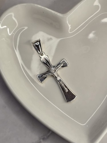 Krzyżyk srebrny – Elegancja wiary