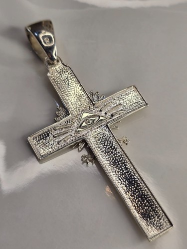 Krzyżyk srebrny – Siła i symbolika