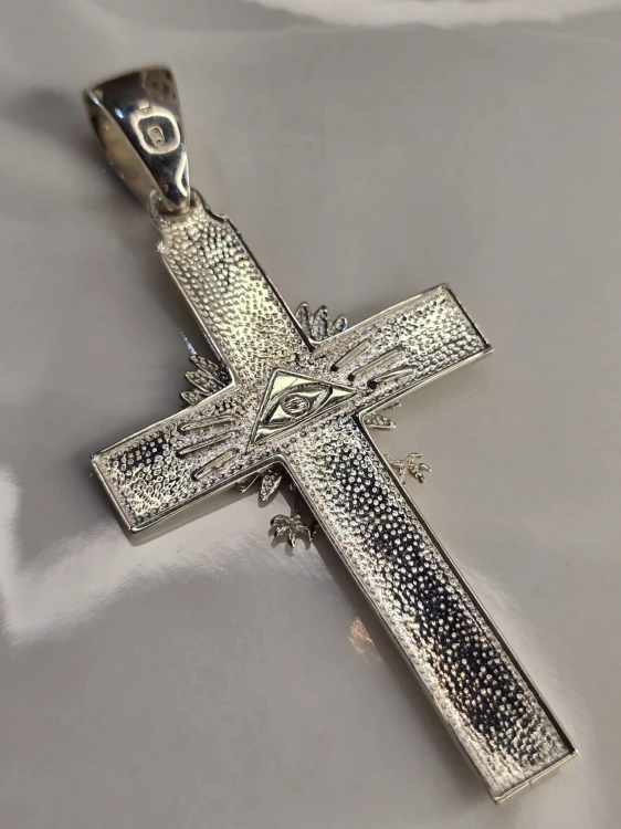 Krzyżyk srebrny – Siła i symbolika